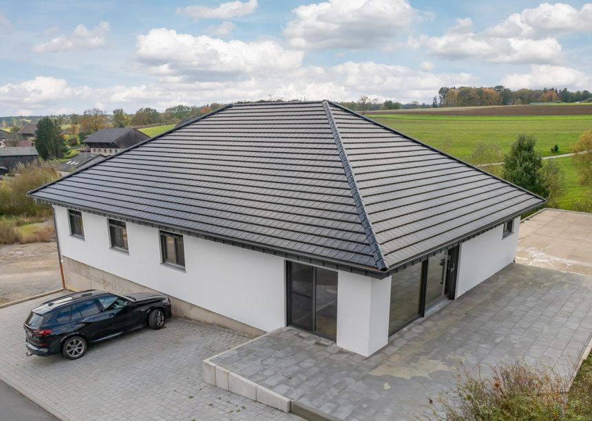 Flachziegel Stylist auf Neubau mitten im Grünen in der tollen Ziegelfarbe edelspacegrau mit Hofeinblick