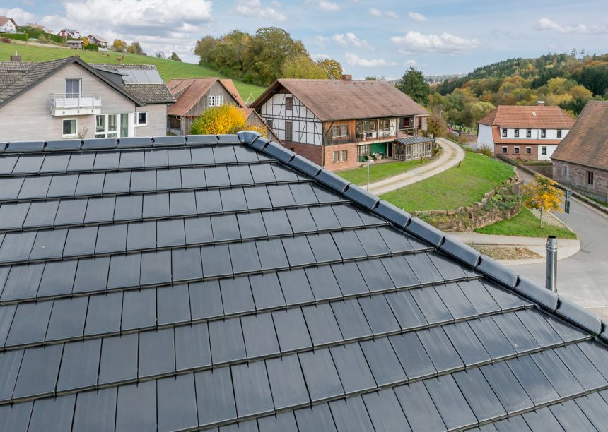 Flachziegel Stylist auf Neubau mitten im Grünen in der tollen Ziegelfarbe edelspacegrau