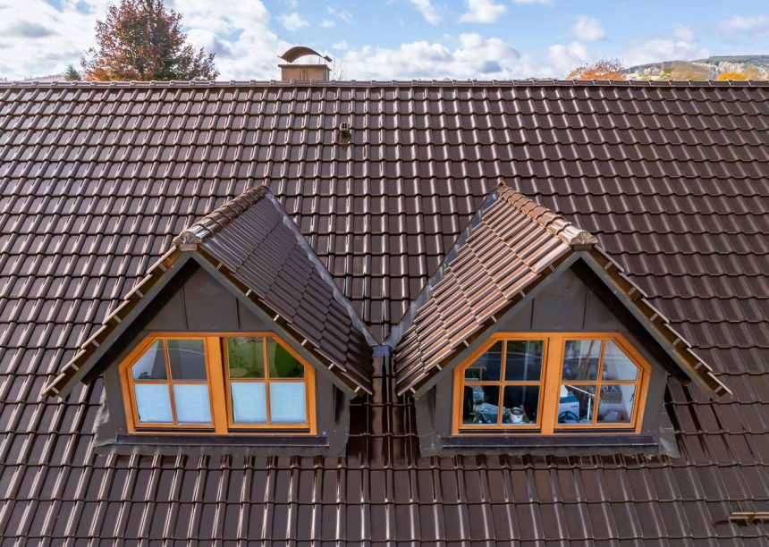 Jacobi Referenzobjekt mit Dachziegel J11v in edelbraun auf verklinkertem, saniertem Einfamilienhaus, mit Details von den beiden Satteldachgauben und Firstanfänger aus der Serie F6v