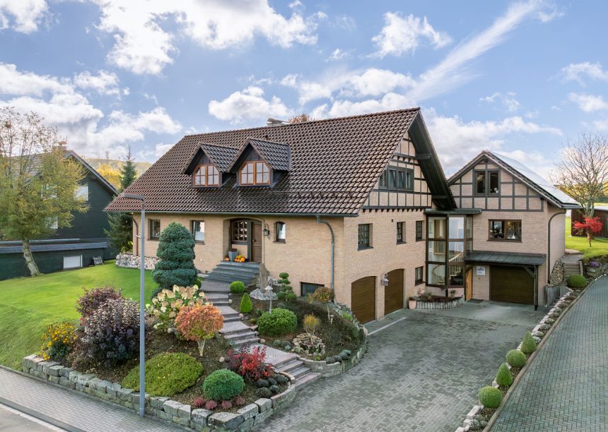 Jacobi Referenzobjekt mit Dachziegel J11v in edelbraun auf verklinkertem, saniertem Einfamilienhaus mitten im Grünen mit Vorgarten und Hofeinblick