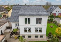 Komplettansicht von saniertem Haus mit Dachziegel von Jacobi J11v in altschwarz