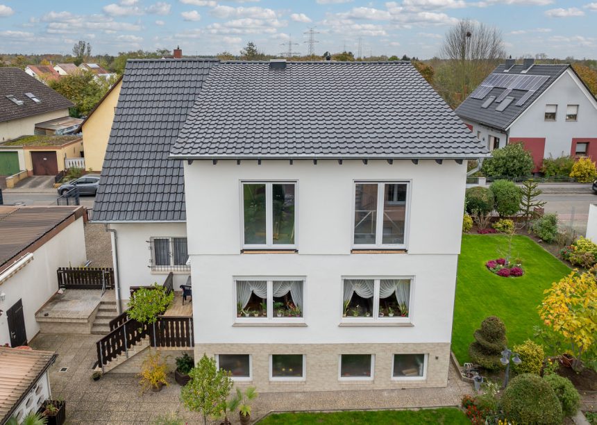 Komplettansicht von saniertem Haus mit Dachziegel von Jacobi J11v in altschwarz