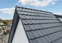 Details vom Ortgang und First bei sniertem Haus mit Dachziegel von Jacobi J11v in altschwarz