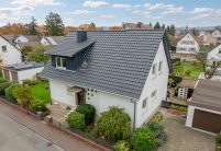 Saniertes Haus mit Dachziegel von Jacobi J11v in altschwarz