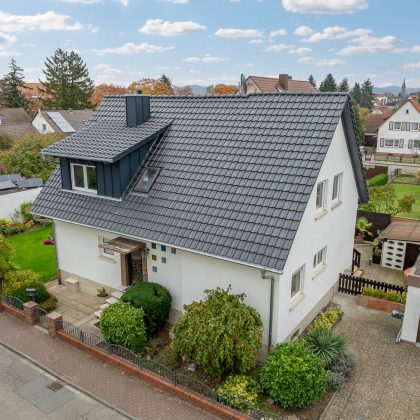 Saniertes Haus mit Dachziegel von Jacobi J11v in altschwarz