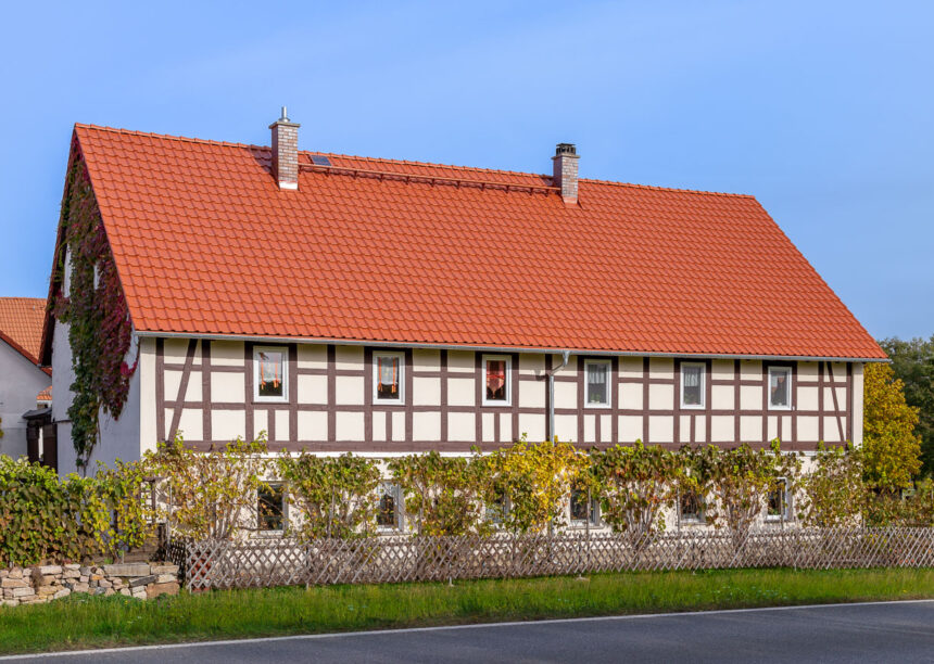 Wunderschönes Fachwerkhaus mit Flachdachziegel J11v hier im gesamten von der Straße aus fotografiert.