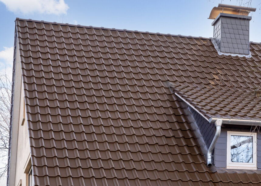 Einfamilienhaus mit Flachdachziegel J11v in dunkelbraun mit seitlichem Dachabschluss im Fokus.