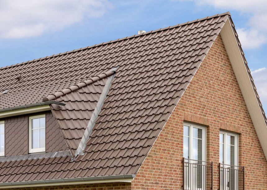 Modernes Kapitänshaus mit J11v in dunkelbraun. Im Bildfokus der Giebel mit Dachüberstand.