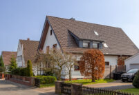 Dachsanierung eines Einfamilienhauses mit dunkelbraunem J11v in der Gesamtansicht.