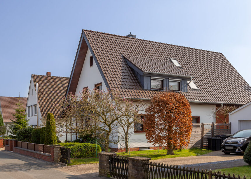 Dachsanierung eines Einfamilienhauses mit dunkelbraunem J11v in der Gesamtansicht.