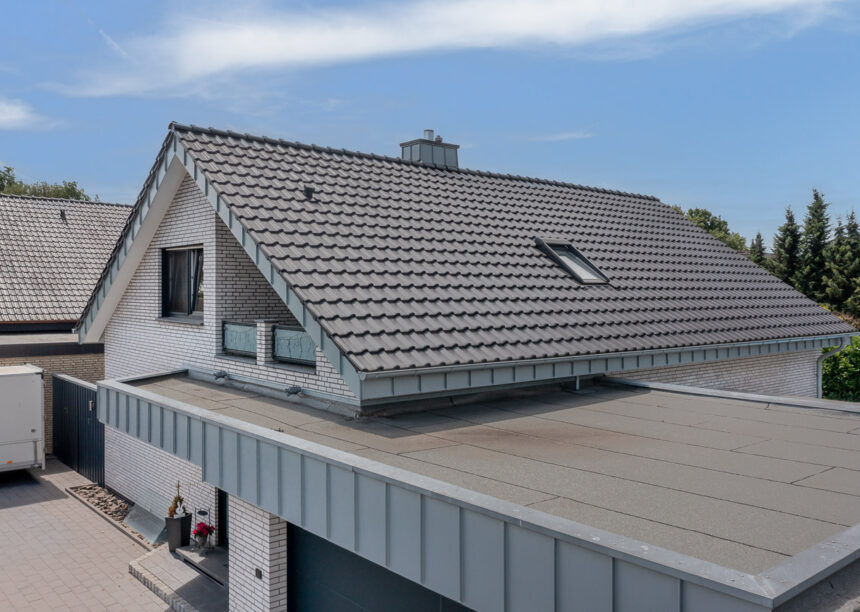 Beliebter Flachdachziegel J11v trifft auf klassischen Neubau mit angrenzender Garage.