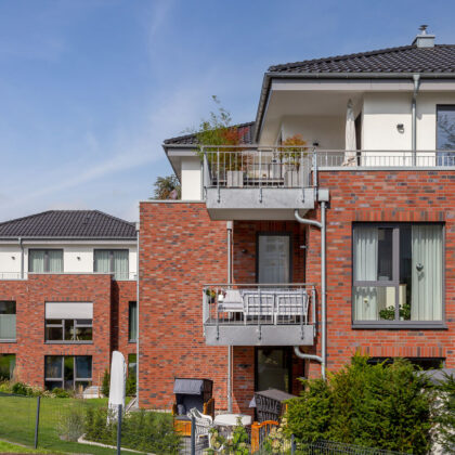 Trendige Mehrfamilienhäuser in gleichem Stil mit unserem Flachdachziegel J11v.