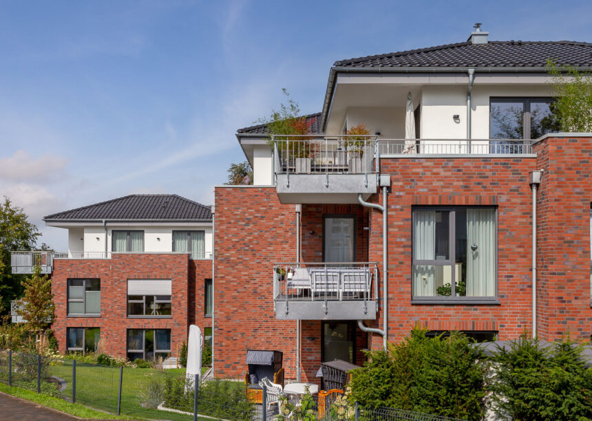 Trendige Mehrfamilienhäuser in gleichem Stil mit unserem Flachdachziegel J11v.