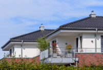 Trendige Mehrfamilienhäuser in gleichem Stil mit unserem Flachdachziegel J11v mit Blick auf dem Balkon.
