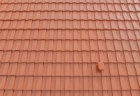 Trendziegel J160 im klassischen Rotton altrot auf Schwimmbad in Northeim, hier das Deckbild des modernen Dachziegels