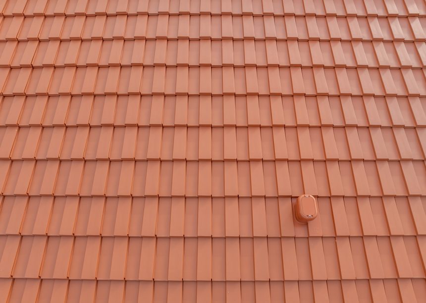 Trendziegel J160 im klassischen Rotton altrot auf Schwimmbad in Northeim, hier das Deckbild des modernen Dachziegels