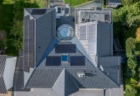 Vogelperspektive von Bungalowdach mit PV (Photovoltaik-Aufdachanlage) mit Dachziegel J11v in der besonderen Oberfläche lavagrau matt