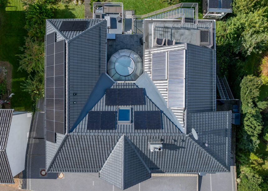 Vogelperspektive von Bungalowdach mit PV (Photovoltaik-Aufdachanlage) mit Dachziegel J11v in der besonderen Oberfläche lavagrau matt