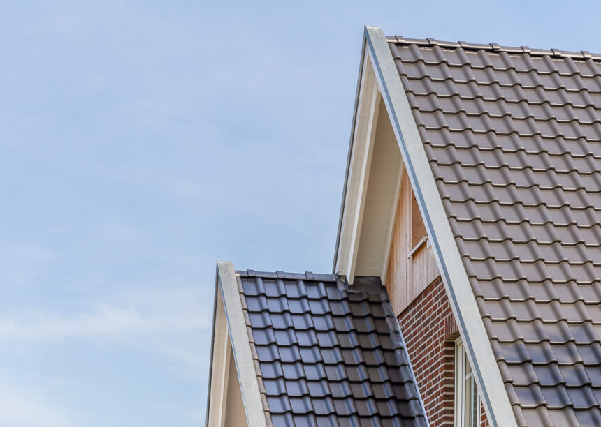 Kleines Klinkerhaus mit Flachdachziegel J11v in altschwarz. Auf dem Foto gut sichtbar der Giebel.