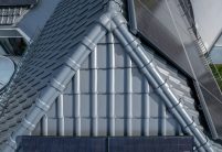 3-achsige Walmkappe aus der Firstserie F6v auf Haus mit Satteldachgaube (Bungalow) mit Dachziegel J11v