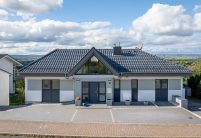 Gesamtansicht von Haus mit Satteldachgaube (Bungalow) mit Dachziegel J11v