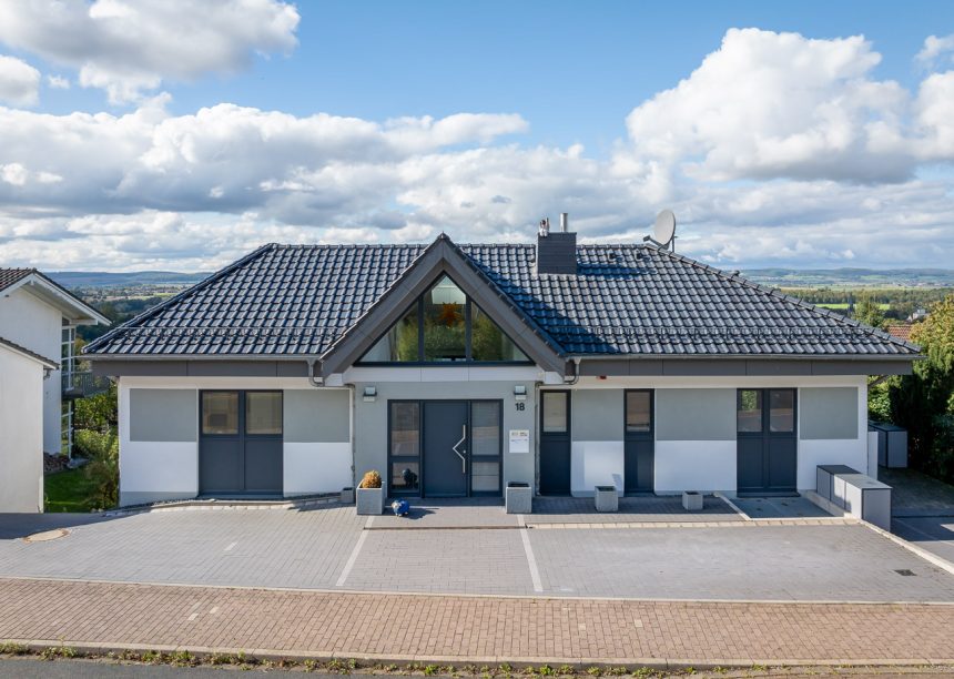 Gesamtansicht von Haus mit Satteldachgaube (Bungalow) mit Dachziegel J11v