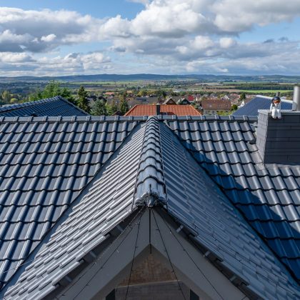 Im Fokus F6v Satteldachanfänger mit Ortgängen an Satteldachgaube eines Bungalows mit Dachziegel J11v