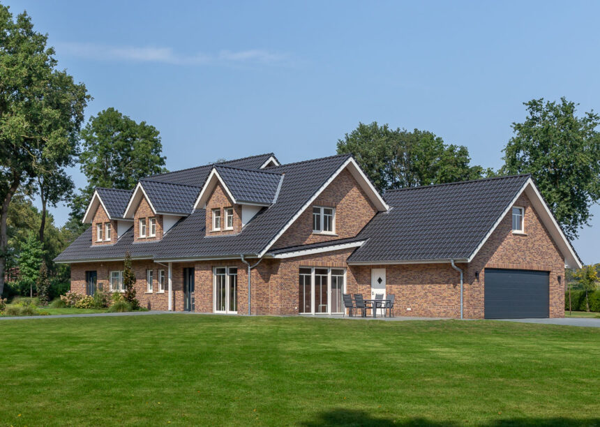 Klinkerhaus mit altschwarzem Flachdachziegel J11v hier die Komplettansicht mit Garage.