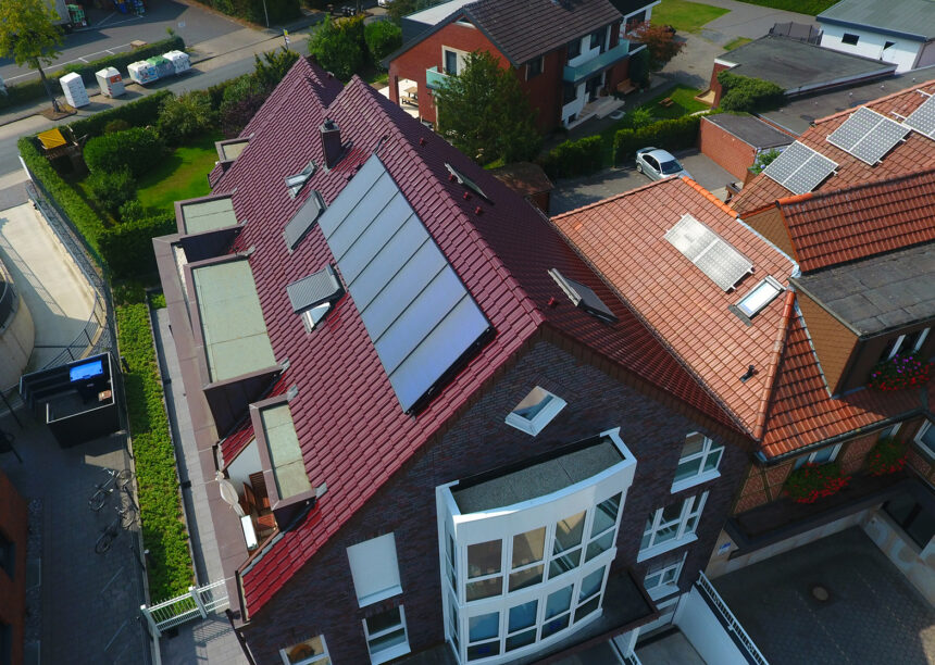 Mehrfamilienhaus aus der Vogelperspektive mit Flachdachziegel J11v in edelweinrot.