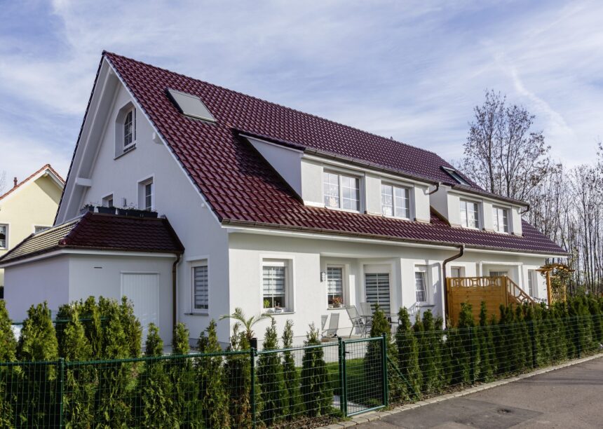 Doppelhaus gedeckt mit Flachdachziegel J11v in edelweinrot, hier in der Gesamtansicht.