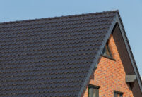 Klinkerbauweise mit ansprechendem Flachdachziegel J11v auf Steildach. Auf diesem Bild gut sichtbar der seitliche Dachabschluss.