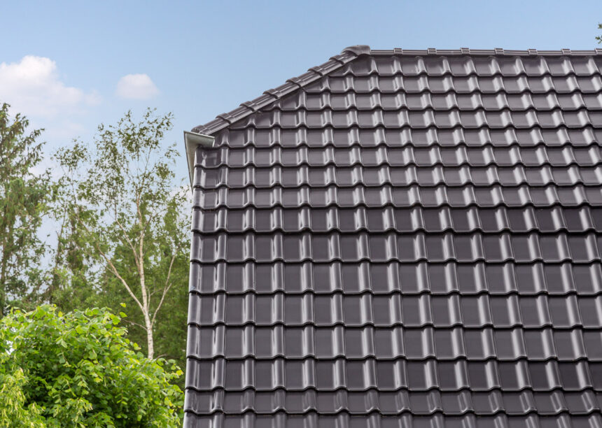 Sanierte Klinkervilla mit Flachdachziegel J11v in edelschwarz mit Fokus auf den seitlichen Dachabschluss.