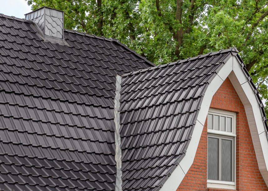 Sanierte Klinkervilla mit Flachdachziegel J11v in edelschwarz mit Fokus auf die Kehle und Gaube.