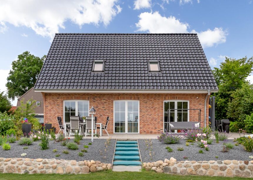 Einfamilienhaus mit J11v in edelschwarz auf Satteldach mit Steingarten.