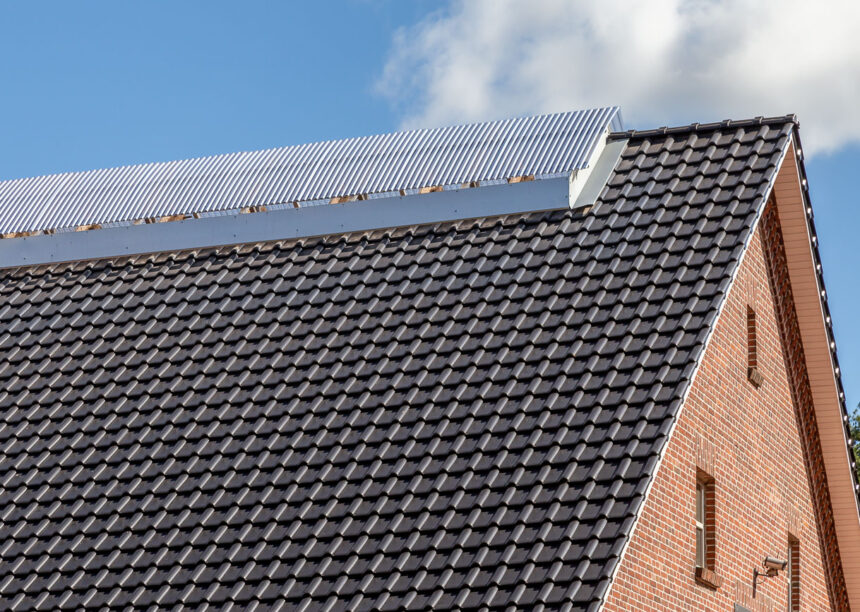 Moderner Bauernhof mit Flachdachziegel J11v in der Edelengobe edelschwarz mit Blick auf den Giebel des Nebengebäudes.