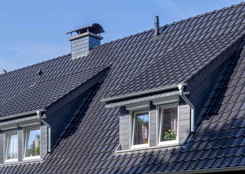 Gärtnerei mit J11v in edelschwarz mit Schleppdachgauben.