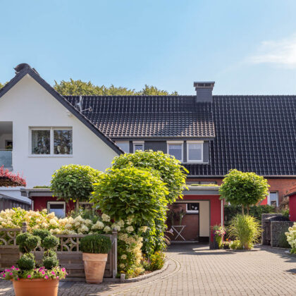 Gärtnerei mit J11v in edelschwarz mit toller Flora.