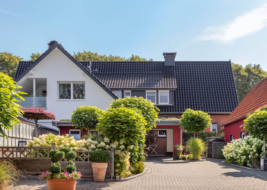 Gärtnerei mit J11v in edelschwarz mit toller Flora.