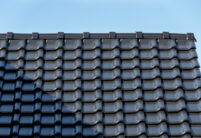 Vollkeramische Firstlösung auf edelschwarzem J11v-Dach.