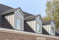 Stilvolles Einfamilienhaus mit Flachdachziegel J11v in edelschwarz mit verkleidete Satteldachgauben.