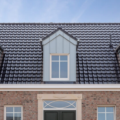 Stilvolles Einfamilienhaus mit Flachdachziegel J11v in edelschwarz mit tollen Satteldachgauben.