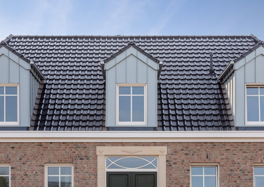Stilvolles Einfamilienhaus mit Flachdachziegel J11v in edelschwarz mit tollen Satteldachgauben.