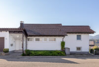 Einfamilienhaus mit edelbraunen J11v auf dem Dach.