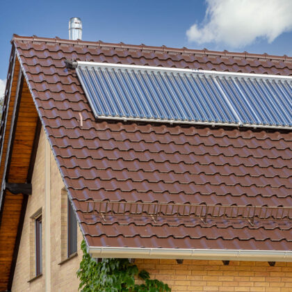 Edelbraune Dachfläche eines Klinkerhauses mit PV-Aufdachanlage.