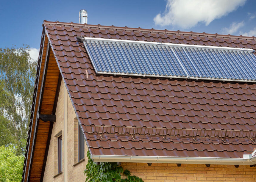 Edelbraune Dachfläche eines Klinkerhauses mit PV-Aufdachanlage.