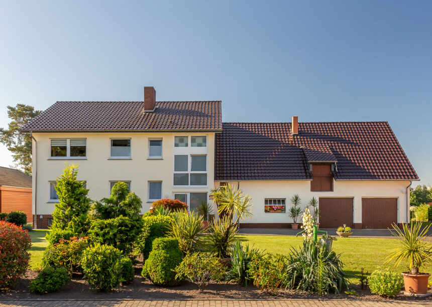 Edelbraune Dachfläche auf 70/8er Jahre Bau und gepflegtem Vorgarten.