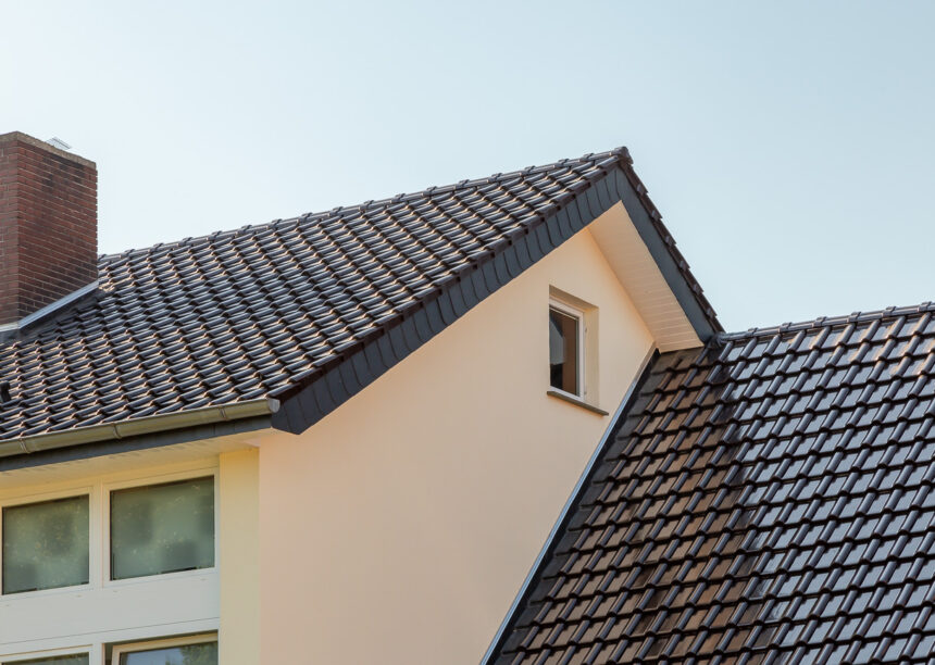 Tondachziegel J11v von Jacobi Tonwerke GmbH auf saniertem Anwesen mit Fokus auf den seitlichen Dachabschluss.
