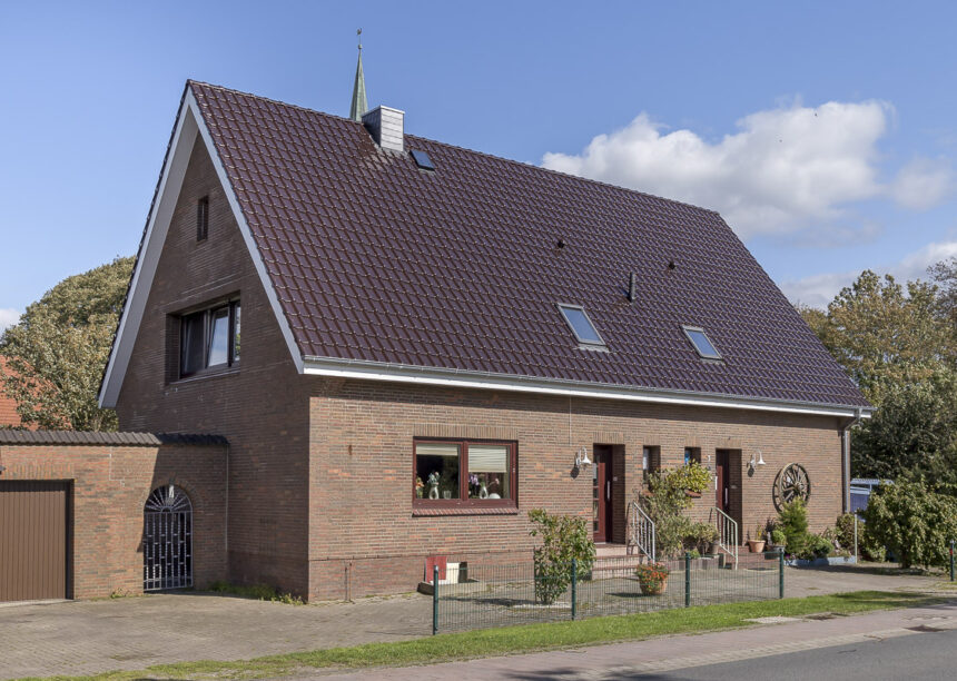 Klinkerhaus mit Flachdachziegel J11v in edelbraun gedeckt