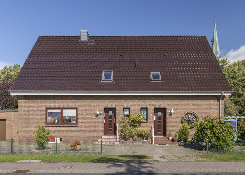 Doppelhaus mit einem ununterbrochenem Satteldach in edelbraun und schöner Klinkerfassade