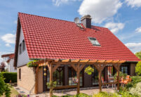 Saniertes Einfamilienhaus mit strahlend rotem Dach und toller Terrasse